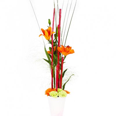 Högt arrangemang i orange - Blomsterdekorationer - Skicka blommor i %city%